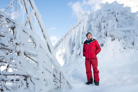 Felix Keller vor den Ice-Stupas - © Foto: Mayk Wendt