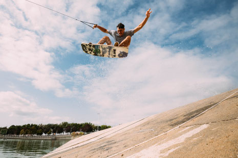Max stellt seine vom Skateboarden inspirierten Shuvit und Flip Tricks mit dem Wakeskate aufs Wasser.