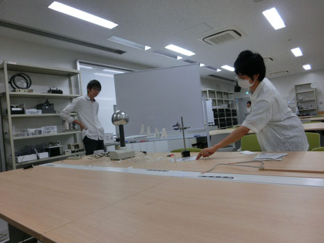 静電気(バンデグラフ)の実験の様子