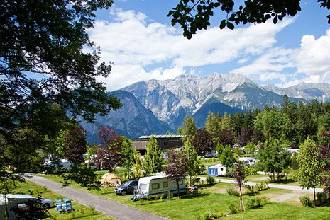 Campingplatz im Tal vor den Bergen in Tirol Österreich 2026