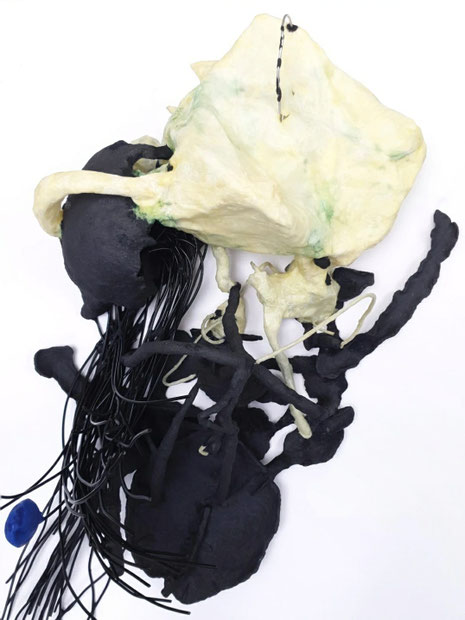 Organischer Fehler, 2025, Keramik, Bienenwachs, Ballon, Ölfarbe, Draht, Epoxidknete, Stoff