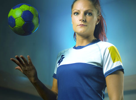 Eine Handballerin jongliert mit Ball
