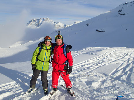 Skis aux pieds, Georges et Matthieu profitent du soleil devant Les Dents du Midi