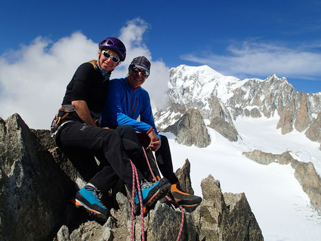 Françoise et Domininique posent au sommet des Aig Marbrées, devant le Mont-Blanc
