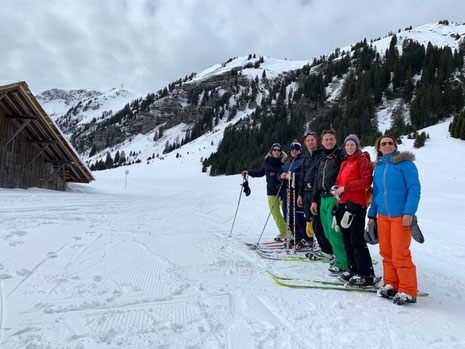 Après un bon tour du Grand Massif à skis, Hortense et ses amis en bas de La Combe de Gers