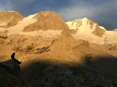Lumières du soir sur le versant nord du Grand Paradis depuis le Refuge Chabod