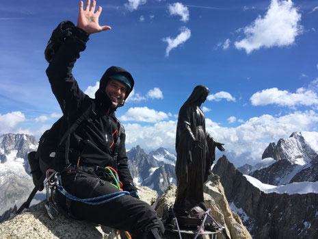 Yann au sommet de la Dent du Géant, avec la Madone. Magique !