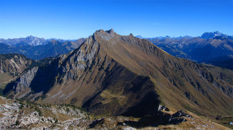 Vue sur le Roc d'Enfer et une bonne partie de sa traversée, depuis Chalune