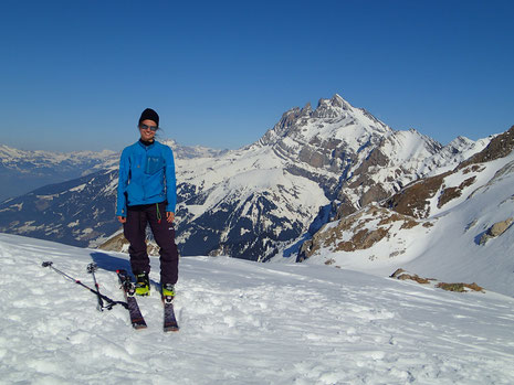 Sonia au Col de Bostan, avec les Dents du Midi