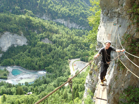 Gérard se ballade sur la passerelle de la Via du Mont, bien haut au-dessus des Tines.