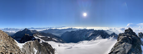 Vue panoramique depuis le sommet du Grand Paradis versant Cogne. Au loin, Grand Combin, Cervin et Mont-Rose. De l'espace et une petite partie des Alpes d'un seul regard !