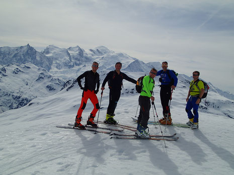 Au petit plateau sous le Col d'Anterne, l'équipe du jour pose devant le Mont-Blanc. Super !
