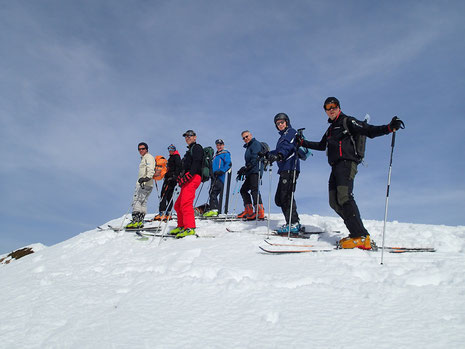 Sommet 2003 m, le 3ème et dernier de la journée, l'équipe prête pour la descente sur le Lac