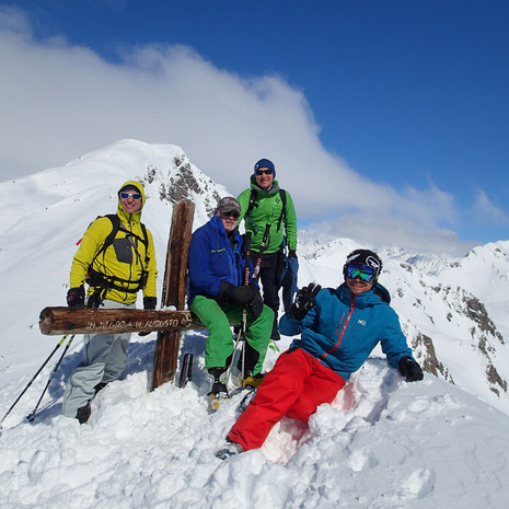 L'équipe de choc au sommet de la Punta Leysser : Jérôme, Xavier, Jean et Milan. Félicitations ! Un moment magique et une journée extraordinaire en montagne ! Quel grand ski !
