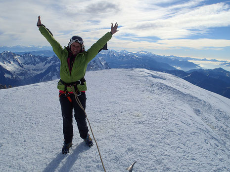 Caroline au sommet du Mont-Blanc. La joie!
