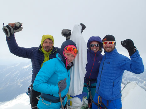 Gilles, Emilie, Stéphanie et Nicolas autour de la Madone au sommet du Grand Paradis. Bravo !
