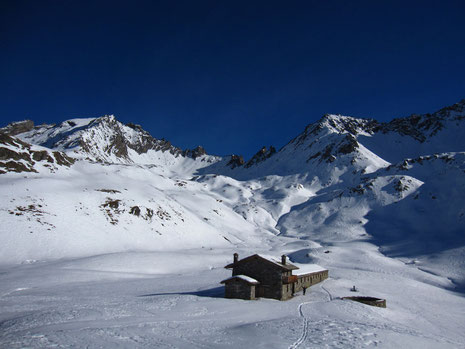 Le col, plein centre de la photo, et le palace d'alpage 5* de Brévil