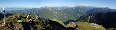 Au sommet du Mont Billiat, avec une superbe vue entre Lac Léman, Mont-Blanc et les Alpes