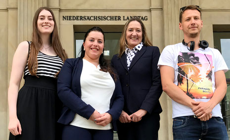 Von links nach rechts: Landessieger Jana Berens, Jessica Pilz, Gabriele Andretta (Präsidentin des Niedersächschien Landtages), Arturas Scheffler, dessen Video ebenfalls ausgezeichnet wurde. 