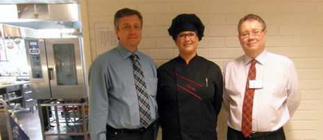 v.r. nach l. Kari Jaakkola; Abteilungsleiter Hotel, Restaurant und Catering Services am Raisio Vocational College, Raisio,Finnland, Paula Stam; Lehrkraft und Ausbilderin, Franz Papenbrock Abteilungsleiter Gastronomie am BSZW              