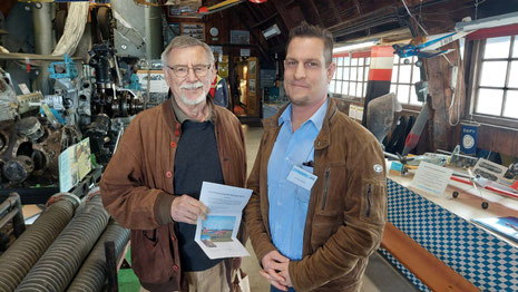 Glücklicher Gewinner! Erich Timm hat bei unserer Tombola den Hauptgewinn gezogen: Einen Motorflug vom Flugplatz Bahle-Schmid. Unser 1. Vorsitzender Felix Horn gratuliert.