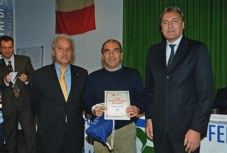 Marco Scandellari in compagnia di Dino Meneghin alla premiazione per il passaggio dalla Promozione alla Serie D