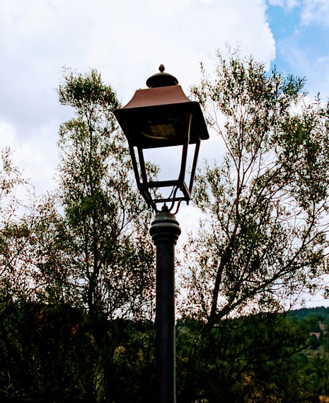 Lampione lungo il sentiero alla Chiesa di San Restituto, Sauze di Cesana