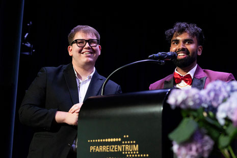 Theode Bertia Anthonypillai und Samuel Gomes Oliveira auf Buehne