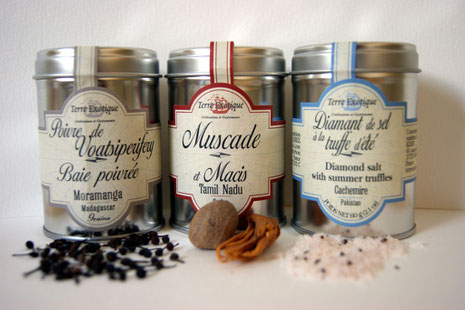 La fleur de sel ne se ramasse pas, elle se cueille à la surface des bassins d'argile lors de l'évaporation de l'eau sous l'action conjuguée du soleil et du vent. Sa pureté est exceptionnelle. La fleur de sel de Madagascar est issue des maris salants d'Ifa