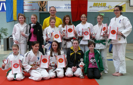 Platz 1 in der Mannschaftswertung für  die "BaWü"  Judo Girls mit Coach Manfred Beuchert