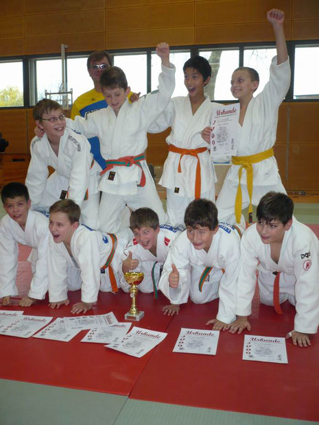 Trainer Dirk Lehmann mit der siegreichen U12-Mannschaft des JSC Heidelberg