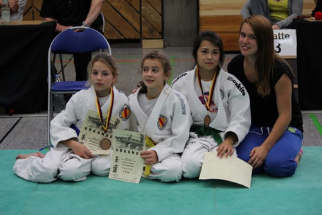 Dewi de Vries, Chantal Kühnle und Helen Schneider mit Seilina Dietzer