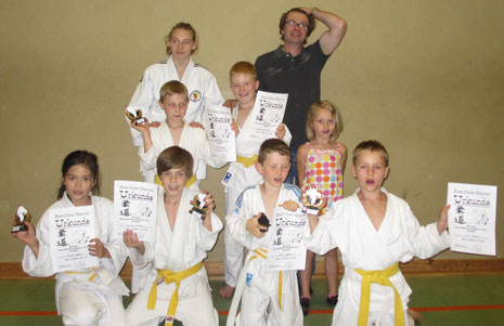 Vorne: Lenya Lippert, Friederich Arnold, Felix Bächle und Til Banse. Stehen: Jennifer Rühle, Adrei Lambert, Max Erler, Nina Banse und der Trainer Dirk Lehmann