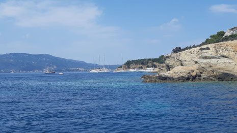 Badebucht auf Tsougria, im Hintergrund Skiathos