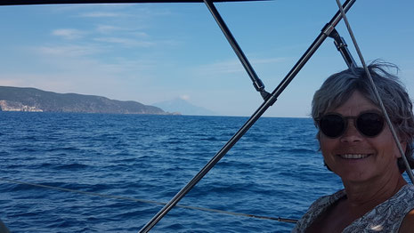 Der heilige Berg Athos (2033m, Mitte), links die Halbinsel Sithonia
