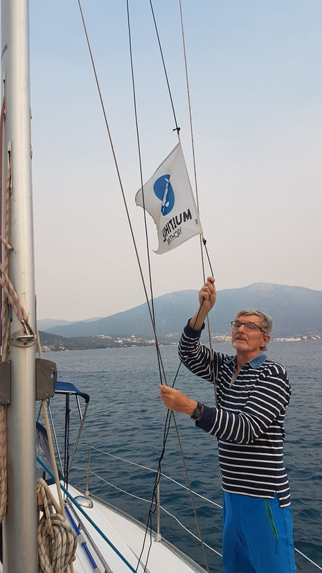 Die Flagge von Multihull, unserem Vercharterer von 2017 bis heute, wird eingeholt.