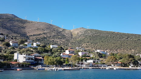 Auf den umliegenden Bergen drehen sich viele Windräder. Griechenland baut die Windenergie kontinuierlich aus, im Hafen von Lavrion beobachten wir seit Jahren den Umschlag von Anlagenteilen