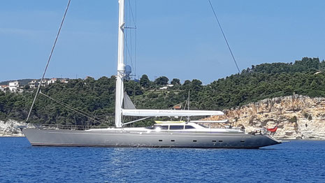 In der Bucht Milia auf Alonissos ankert neben uns die elegante, 41m lange Superyacht "Destination"