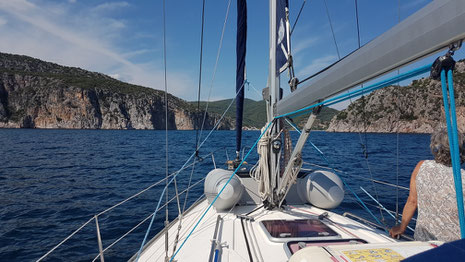 Steilküste an der Einfahrt nach Porto Kouphos