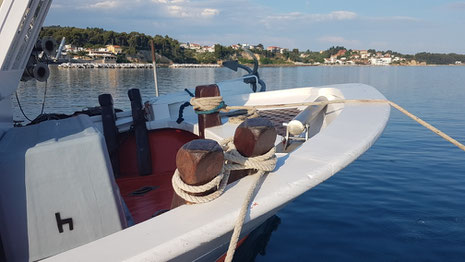 Hölzerner Doppelpoller auf einem traditionellen Fischerbooten