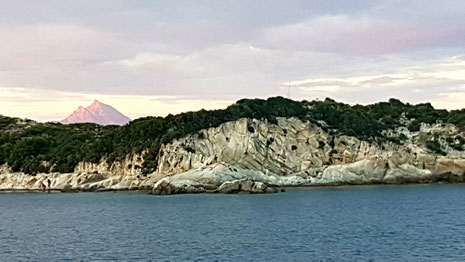 Blick vom Ankerplatz Kalamitsi zum Athos im Abendrot.