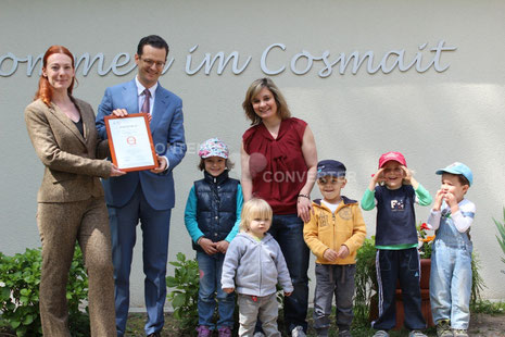 Stefanie De Filippo der Zertifizierungsstelle ProCert Safety AG überreicht Vizepräsident Luca Tenchio und Krippenleiterin Anita Schina vor der Kinderkrippe Cosmait die Qualitäts-Zertifikatsurkunde