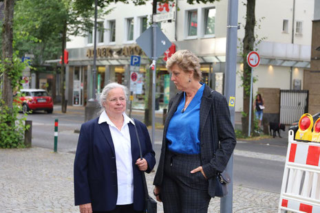 Vor dem Standesamt in Hennef - noch kein Bräutigam in Sicht