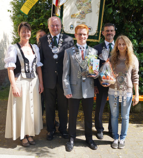 von links: stellv. gauschützenmeisterin Heidi Kugler, Gaukönig Helumt Baierl (Markt Erlbach), Gaujugendkönig Jakob Heubeck (Frimmersdorf), Gauschützenmeister Erwin Kaiser, Gaukönigin Tamara Brandl (BIrnbaum)