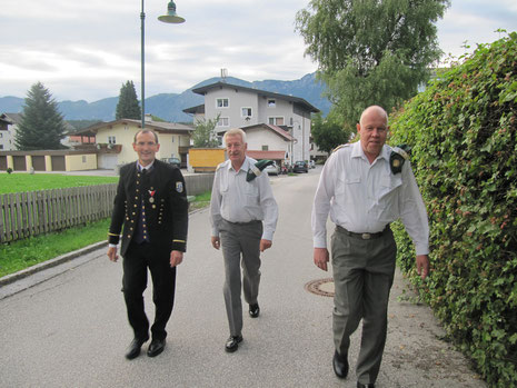 Kapellmeister der Knappenmusikkapelle Bad Häring Max Egger, Konzertmeister Vizeleutnant Gerold Oberhauser, Militärkapellmeister Oberstleutnant Mag. Hannes Abfolterer bei der Besichtigung der Marschstrecke zum Musikpavillon