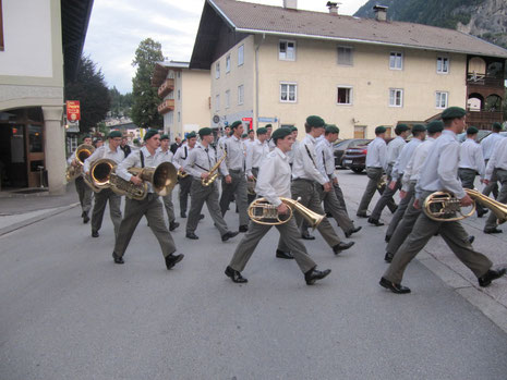 Die Militärmusik beim Einmarsch zum Militärkonzert durch Bad Häring - in der Bildmitte vorne der Jugendreferent der Knappenmusikkapelle Bad Häring Andreas Egger jun.