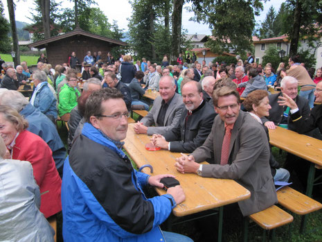 Bürgermeister Hermann Ritzer, Bezirkshauptmann HR Dr. Christian Bidner, Bezirkspolizeikommandant Oberstleutnant Walter Meingassner v.r. beim Konzert der Militärmusik Tirol in Bad Häring.