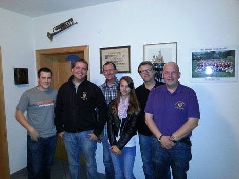 Die erfolgreichen Jungmusiker der Knappenmusikkapelle Bad Häring Florian Egger (Zweiter von links), Verena Grindhammer (Dritte von rechts) und Klaus Egger (rechts im Bild) mit Jugendwart Andreas Egger, Kapellmeister Max Egger und Obmann Hannes Laner.