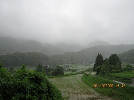 あたりは深い霧で蔽われることが多い今年の梅雨。この方角30km先に玄海原発がある。