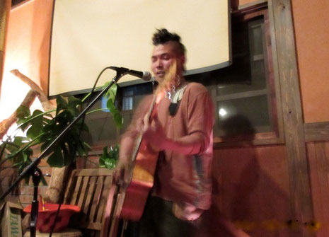 世界中のあらゆる音楽を聴いて来たようなジュンノス氏は、中でもブルースがお好きらしい。時にはモンゴルのホーミー(Хөөми, Khöömii)のような歌唱法があったり、ボクラ世代にはチョット懐かしい憂歌団を彷彿させるような歌と詞があったりもする。また、どうかすると老練な浪曲師のような節回しもあり、耳に残る。